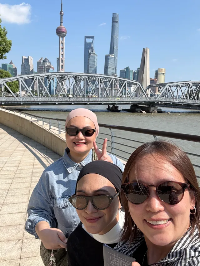 A Buddy and guests together on the Bund in daylight.